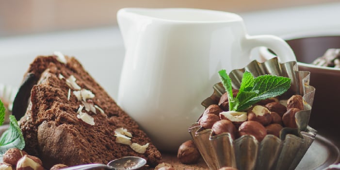 Display of chocolate cake, nuts and coffee, all high in histamine.