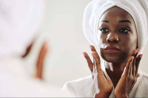 woman using Retinol Sandwich method