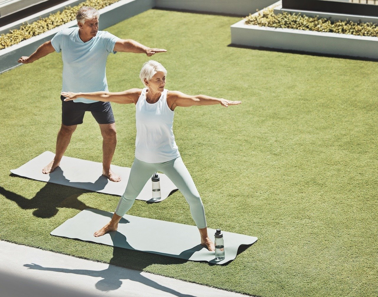 couple exercising to improve skin elasticity