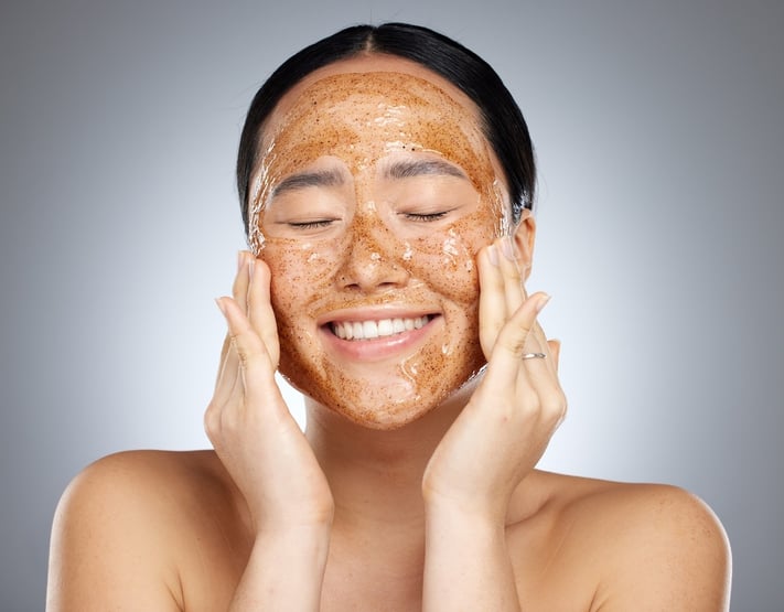 woman using exfoliator to remove dead skin cells