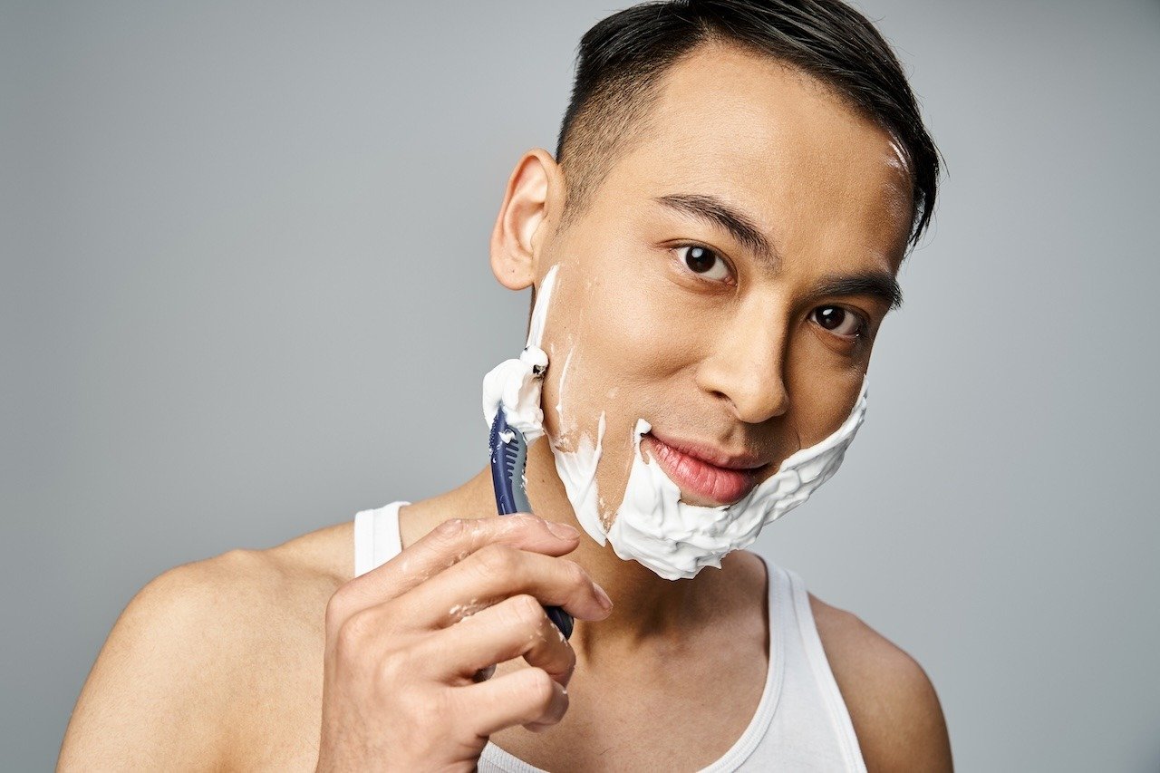man shaving with clean razor to prevent razor burn