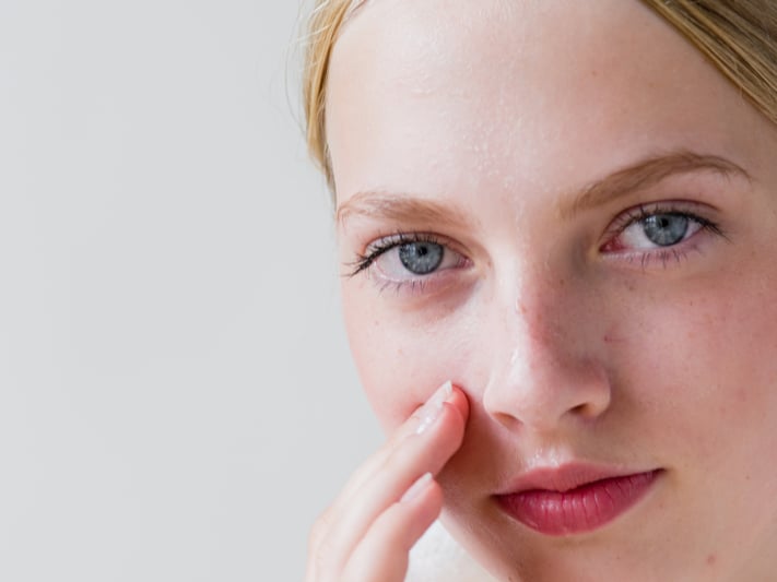 Woman using the skincare trend skinimalism