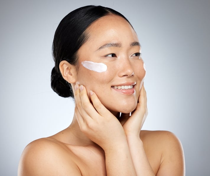  woman applying a hydrating moisturizer